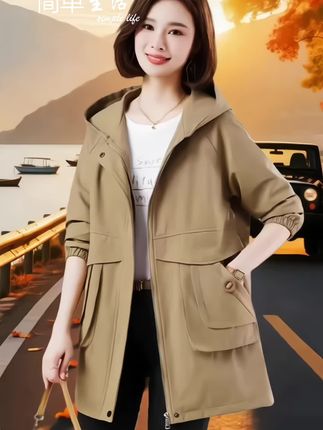 2025年妈妈款风衣爆火!气质松弛感直接拉满   2025新款中长款风衣太懂中年妈妈了!今年流行的休闲大码版型,包容身材还显精神~ 挺括面料抗皱又有质感,中长款长度刚好衬比例,春秋穿挡风又优雅,逛公园、走亲戚都被夸“好气质”~ 锁死这件“妈妈穿搭宝藏”,轻松拿捏松弛与高级感,美到长辈圈都问链接💫   #2025风衣女 #中长款风衣 #大码妈妈装 #中年气质外套 #春秋休闲风 @抖加🔥上热门🔥dou+🔥热点宝