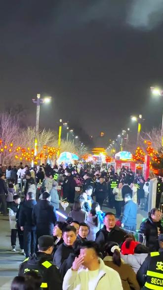 石家庄鹿泉这个地方彻底火了,斥巨资打造的2026石家庄国际灯会现在开园了,一票可以观看,园区内大大小小的各种灯展,还有民族舞蹈,舞狮子,DJ电音节大型实景演出,巩立姣喊你回家过年#国际庄的国际灯#灯会#逛灯会过非遗年#巩立姣喊你回家过年