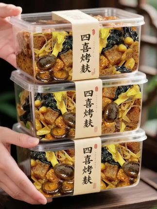 上海经典风味 缪食林四喜烤麸。他家的四喜烤麸色泽浓郁油亮,每一块烤麸吸满了酱汁,咬上一口,先是酱汁的鲜甜在舌尖散开,紧接着是烤麸特有的绵软与筋道,搭配其中的黑木耳,爽脆又解腻,为这道美食增添了别样的口感;黄花菜吸收了烤麦麸和酱汁的精华,变得软糯香甜!还有浅黄色的花生米,香脆可口越嚼越香,真的太好吃了!而且它是开袋即食的,也可以做面浇头,喜欢的宝子赶紧来试试吧!#四喜烤麸#吃了还想吃#上海美食#素食#上海味道