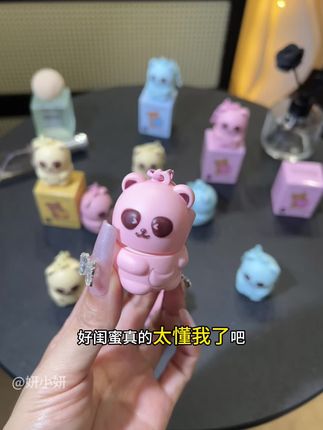 天呐!这也太可爱了吧!萌到舍不得用!这唇膏是颜值与实力并存! 水润不油腻,还能当个小摆件#种草 #学生党必备 #也太可爱了吧 #唇膏