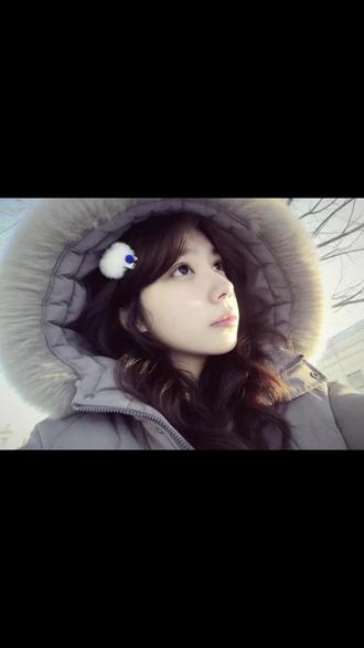 你迟来的顿悟和解释很可爱 可我的苦处和伤痕早已经沁心入骨