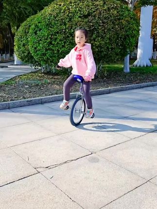 独轮车儿童到脚踩轮车运动骑行#独轮车 #运动女孩 #儿童自行车 #独轮车骑行 #骑行