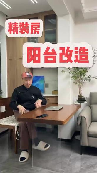 客厅和阳台之间顶上有梁,在梁的下方做了块实木板。侧面的墙上做了一整面墙的柜子,低柜台面上放末端直饮机,整面柜做为空间收纳的补充。实木板插入墙内形成体块穿插,同时和一字型沙发形成围合,模糊了客厅和阳台的边界感。
#装修避坑指南大全分享 #独立设计师 #中海富华里汇园 #全案设计全案落地 #客厅