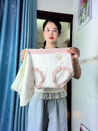 换季了 把夏天洗不出来的内裤都换上艾草抗菌小裤裤 它的底裆是添加了艾草精华的 可以有效抑制细菌滋生 还是百分之九十五的含棉量 软糯糯的 上身特别舒服 关键它每个颜色都好看 价格还不贵 80~150斤 真的可以试试! #贴身衣物#好物推荐#亲肤舒适#女士内裤
