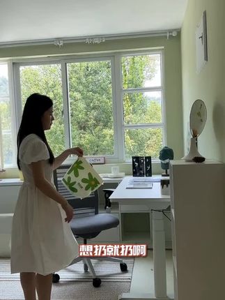 过年推荐在家准备点#桌面垃圾袋 ,他是户外车载桌面都能用,打开随手一丢就像一个垃圾桶。客人在茶几上吃点水果零食,收拾起来就省大事了。自带加宽背胶,还可以粘在桌面上,粘在车里边使用。承重力杠杠的,不易掉,就算是水倒翻了,也不会弄脏车里这么实用的垃圾袋。快去左下角看看二代还有没有优惠。#车载垃圾袋#方便实用#多功能垃圾袋#加厚垃圾袋