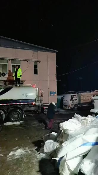 人生不是等风停,
而是在风雨中前行!#加班熬夜