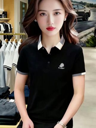 韩系男神的夏日本命Polo衫,谁穿谁帅! 别再让普通T恤拉低你的穿搭质感!这件高品质韩版Polo衫,简直是型男衣柜的“百搭王者”。 利落翻领设计,自带精致感,告别沉闷老气;ins潮牌剪裁,恰到好处的宽松度,藏肉又显高,170穿成180既视感。精选透气冰感面料,夏日出汗不粘身,通勤、约会、出游全hold住。 经典色系+简约logo,低调中透着品味,随便搭牛仔裤、休闲裤都出彩。不用费心搭配,上身就是韩系欧巴范儿,让你轻松赢在穿搭起跑线,这个夏天的帅气,就从这件Polo衫开始!#polo衫 #品质男装 #高品质男装 #休闲百搭 #时尚穿搭
