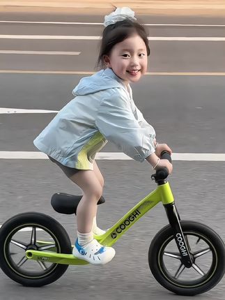 你不明白三岁多小孩姐骑平衡车有酷多快乐,越骑越自信根本追不上追不上不仅锻炼小朋友妈妈跟着一起锻炼#我的女孩 #平衡车 #萌娃骑车#生女儿就是用来打扮的#萌娃