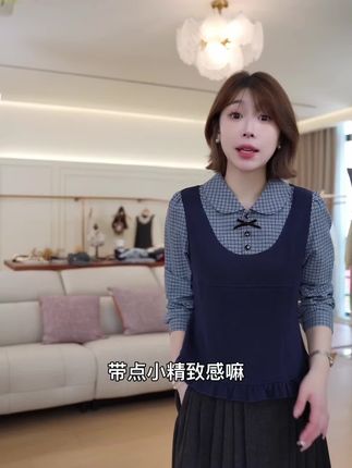 轻松穿出少女感!这款格子假两件上衣自带学院风滤镜,减龄效果超自然。假两件的设计避免了真叠穿的臃肿,初秋单穿一件既保暖又清爽。无论是上班通勤还是周末出游,都能帮你打造出乖巧又时髦的邻家女孩形象。 #大学生快速穿搭 #甜度超标的小裙子合集 #早秋显身材平价上衣合集 #古早穿搭又杀回来了 #被秋日氛围感穿搭拿捏了