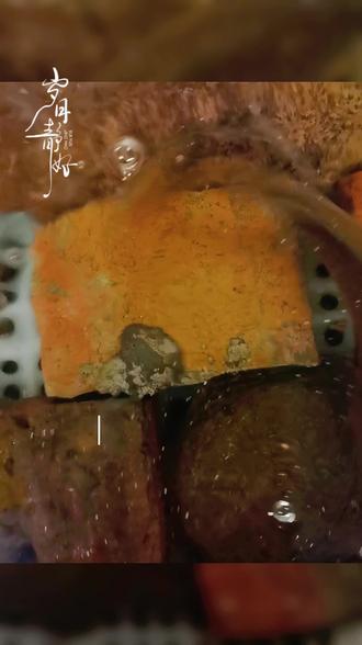 为你作一首七言律诗,融「年年有鱼、兰心蕙质、文房墨香」三意,清雅端庄:
书香雅韵
兰心蕙质自芬芳,
墨染文房韵味长。
笔底云烟生锦绣,
案头诗卷蕴华章。
一池碧水游锦鲤,
万里清风送吉祥。
岁岁平安添雅趣,
年年有鱼福满堂。