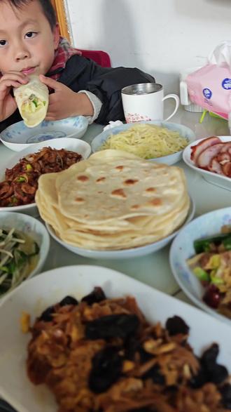 立春必吃春饼!薄饼卷满春天的味道,脆嫩鲜香,一口下去超满足,小孩老人都爱吃,全家围坐一起卷春饼,热闹又有年味,简单又好吃,立春仪式感拉满,快来一起做吧~#立春吃春饼 #春饼做法 #面食制作 #全抖音都在晒家乡美食 #纯手工制作美食