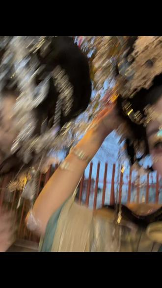 几百年前 好朋友的发饰也会缠在一起吗