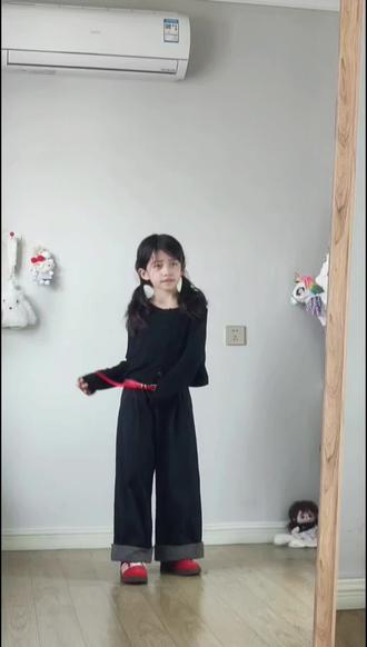 跳一个(陈奕恒进行曲)今天刚扒的
#在家学舞蹈 #陈奕恒进行曲#tf家族荣耀之战#小学生日常#翻跳