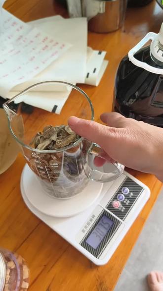 郁金生用偏凉血活血,醋制后入肝经,疏肝止痛、行气解郁之力更强,缓和寒凉之性,不伤脾胃。#中药炮制