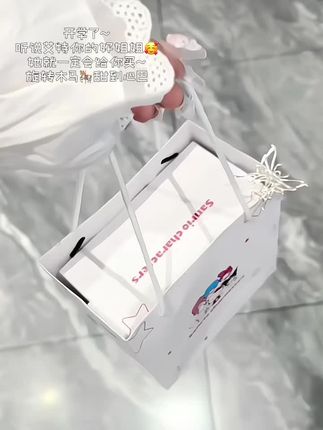 这个礼物藏不住了~好朋友太会送了! 少喝两杯奶茶!就帮我全款拿下了!什么实力我不说~~KT猫旋转木马手表~真的太好看了!#甜酷女孩 #女友礼物 #腕表分享 #学生手表推荐 #礼物不分贵重只在乎心意