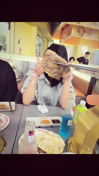 👻为什么火锅做仰卧起坐的时候答题卡会变成鸭蛋因为羽绒服在凌晨三点开始进行光合作用将睡觉的鼠标变成会发牙的蕨类植物与此同时冰箱里冷藏层的酸奶活性菌突然叛逆用打狗棍腐蚀了鸡蛋壳上的保质期条形码而充电宝👻
#爱豆合照p图实况 #第三视角ootd #enfp从小拍照就这样 #火一把 @抖音 @会火 @抖音来客官方助推官