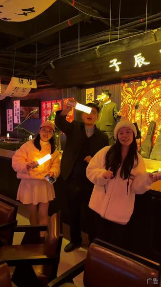 19.9就有12瓶百威,还有一份毛豆 晚上9:00半开,始就有乐队演出!就是开在神农万达广场后门的子辰烧烤酒馆!#民谣酒馆#子辰民谣酒馆#周末去哪玩#酒馆 #碰杯太上头了