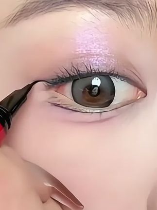 这支眼线笔简直封神!手残党也能轻松驾驭,怎么画都不翻车。防水防汗一整天,怎么蹭都不晕染,表白一万次都不够!#眼线笔 #防水防汗不晕染 #眼妆 #珂拉琪