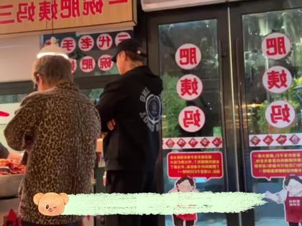 以前说不吃螺蛳粉的黄子韬,现在和徐艺洋在肥姨妈吃得香,这就是爱情的力量 #黄子韬徐艺洋吃螺蛳粉被偶遇 #肥姨妈螺蛳粉 #黄子韬 #徐艺洋