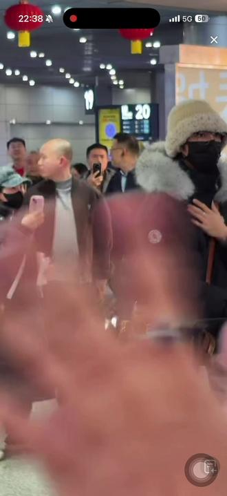 普普回成都了~现场一片混乱啊ss滚啊
#云旗 #郝熠然 #接机 #云熠星河