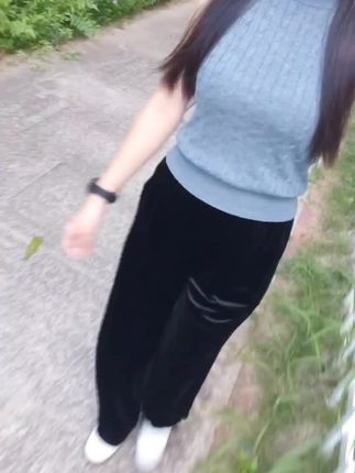 镜子照人照不了心,任何关系值得就好,别回头看人都是会变的,谁都不是原来的样子。