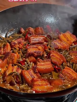农家干豆角来活动了 炖肉太香了 能多吃几碗米饭#家常菜 #下饭菜 #农家干豆角 #干豆角 #干豆角烧.
