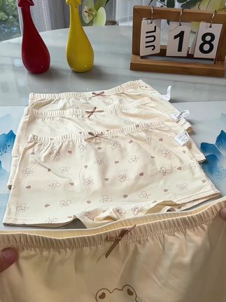 女儿的小短裤,每3个月就要换一次,这款a类纯棉的,柔软亲肤又透气,孩子穿着很舒服,弹力大,不加小屁屁,双层底裆,吸湿排汗很舒服#母婴好物#儿童内裤 #贴身衣物