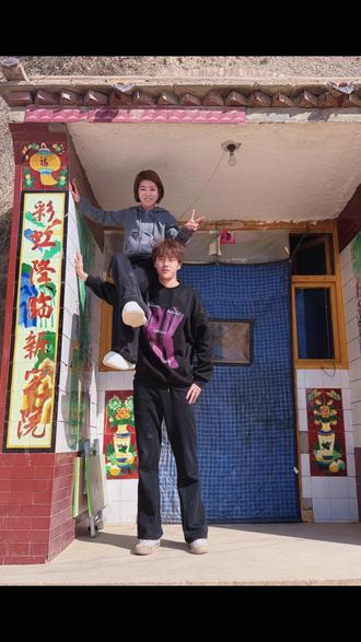 和你们没弟弟的说不清楚.哼#过肩扛 #扛肩拍照 #姐弟