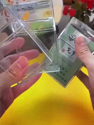 #dou上热门 漂亮的透明烟盒,自带火机,点火防风又炫酷,再也不怕被顺走火机了,#烟盒#男士必备#打火机#男人简单的快乐。