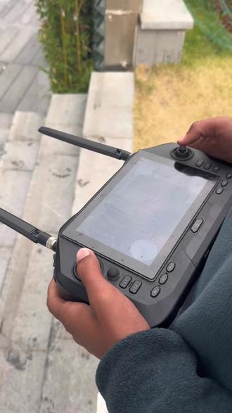 昨天蜘蛛人徒手爬台北101,其实很多擦玻璃外墙的都上无人机了。#蜘蛛人 #无人机应用 #无人机清洗外墙 #无人机飞手 #无人机清洗玻璃