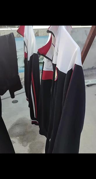 你们家有这样马上要初中毕业的孩子吗?看看他往校服上画的啥?要不要揣他一脚,唉#学生的校服