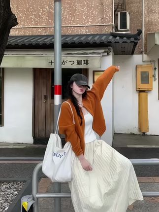 谁懂啊!这组秋装套装把“慵懒温柔”焊在身上了 入秋第一件心动套装找到了!软糯针织开衫+法式半身裙的组合,简直是懒人福音,随便一套就有松弛感~ 开衫是那种很显白的温柔色系,面料软乎乎像云朵,贴身穿完全不扎,版型宽松藏肉,拜拜肉、小肚腩都能遮住。领口做了小V设计,悄悄显脸小,日常搭个项链就很有细节感。 半身裙是经典A字版型,长度到膝盖上方,刚好露出最细的小腿,对梨形身材超友好!裙摆带点微褶,走动时轻轻晃超灵动,法式氛围感直接拉满。 一套穿不用费脑想搭配,配小白鞋是元气少女,搭短靴又多了点精致感,通勤、约会、逛公园都合适。关键是显瘦又减龄,穿上感觉自己年轻了好几岁,秋装衣柜必须给它留位置!#高级感穿搭 #简约穿搭 #韩系穿搭 #极简穿搭 #穿搭