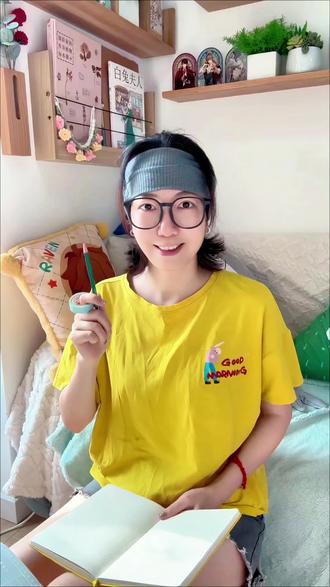 超简单🤣30秒自制桌面宠物猫猫🐱DIY教程 在学校无聊和上班摸鱼的时候来来做手工吧!
用水彩纸和丙烯马克笔画出可爱的小猫,按教程粘贴后就成了你的桌面小宠物啦!摆一个猫猫在桌上会不会被同学弹飞呢?
今天也是挑战100个无聊小手工!
✂️本次制作工具:水彩纸,铅笔,丙烯马克笔,剪刀,胶水
我从零开始学做创意手工,之后会持续分享心得体验,和大家一起创作制作简单,可爱,治愈,又有趣的手工
#手工 #教程 #DIY #猫 #亲子