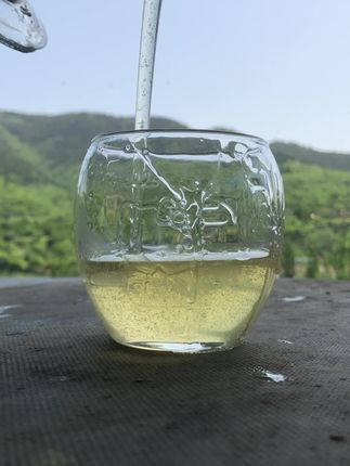 历史上最能吃苦的一代人,在慢慢退出历史舞台。有时间常回家看看,很多老人一问起孩子一年回家几次,说一次的时候都会泪流满面,干了一辈子累活脏货,有人说养蜂很赚钱,那怎么没见几个养蜂人家的孩子是富二代,都是维持生活罢了。#蜂蜜 #蜂王浆 #纯正天然蜂蜜 #农家蜂蜜 #野生蜂蜜