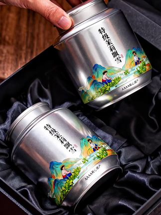 你喝过茉莉花茶吗?你知道茉莉花茶是怎么做的吗?今天带你走进茉莉花的世界,看这茶叶与鲜花的浪漫邂逅!新鲜的茉莉花和绿茶经过精心挑选,一层茶叶,一层鲜花,反复窨制,直到茶香与花香完美融合,那清新淡雅的味道,宛如春日微风中的呢喃细语#特级茉莉飘雪#新茶上市 #喝好茶 #召唤茶友 #茶香四溢