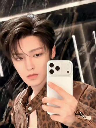 16岁我的择偶标准终于清晰起来
我喜欢有教养的人,或许有些慢热,有些内向,但对所有人都外显温柔沉静的性格,偶尔也会说风趣的话逗大家开心的人。
喜欢偶尔可以创造小惊喜的,喜欢浪漫的。
我喜欢有强大内核的男生,敏感温和,柔软又善良。同时他一直坚定,也有责任感。会在脆弱时流下眼泪,也会在我需要他时递给我厚实的肩膀。我喜欢大部分时候都保持冷静的人,不会为突发状况感到惊慌,可以淡定地替人处理掉麻烦。笑起来的时候比平常看起来更单纯,在无人处听温柔安静的歌,像是缓慢流淌的河的人。
我喜欢对生活有自己的态度和见解的人,不会为身边人带去烦恼,有自己很拿手的事,也可以游刃有余地上手不曾尝试过的东西。有自己独特的思维方式,人群中最可靠的人。#侯明昊生图状态 #侯明昊侯明昊侯明昊侯明昊侯明昊 @侯明昊Neo #我担秒了全世界