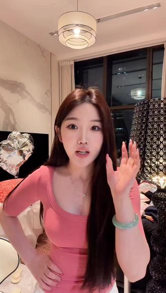 一只雪雪【江坂丽奈】新款夏季气质纯欲风U领中袖修身显瘦上衣#气质穿搭 #纯欲天花板 #谁穿谁是人间水蜜桃 #修身显瘦