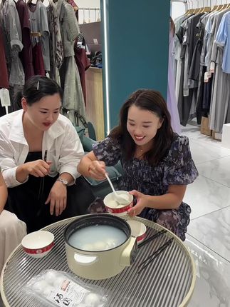 大亚子在外面看我们吃猪油大汤圆一直想吃,这次回来终于吃到嘴了,猪油芝麻大汤圆喷香#猪油大汤圆#苏北特色美食
