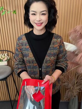 秋冬加绒假两件小衫上新啦#时尚妈妈装 #宽松遮肚 #加绒保暖 #秋冬新款
