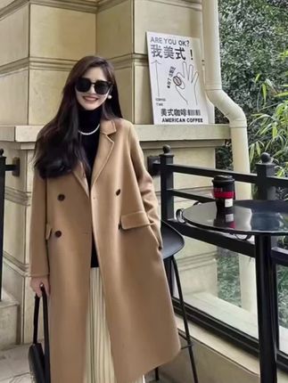 这款驼色中长大衣洋气又不失优雅 秋冬氛围感穿搭就看这件驼色大衣!经典版型百搭不挑人,内搭黑高领+百褶裙优雅又温柔,戴上墨镜拎个黑包,在街角来杯美式,妥妥的法式复古风#御姐风穿搭 #气质风衣穿搭 #网红同款羊毛大衣