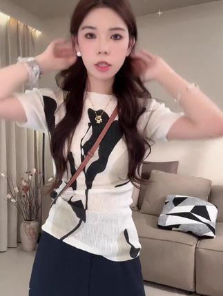 【王暖阳 】-写意水墨|夏季设计感艺术-水墨花卉薄款-针织衫#短袖上衣 #薄款针织衫 #水墨短袖 #设计感上衣 #面料柔软舒适 @抖音创作小助手@抖音电商 @抖音热榜🔥@抖音小助手@抖音音乐推荐🎤