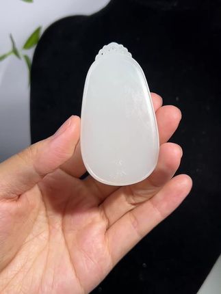 烟云泛紫,柔若无雾。视频里拍不出来那抹淡淡的紫灰色泽。一款和田玉浅紫灰无事牌,温润谦和,简单的雕刻线条,默默地表达玉的禅意#和田玉无事牌 #无事牌吊坠 #和田玉烟灰无事牌 #平安无事牌 #玉器