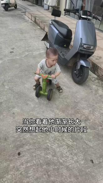 忽然发现他越来越像一个小大人了