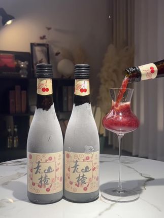 朋友推荐的这款,长白山老山楂酒,真的不错,口感酸甜爽口,山楂味浓郁鲜酸,酒味醇甘,不涩不腻,6度的酒精度,适合女士微醺,聚会!#微醺 #山楂 #果酒 #闺蜜在一起的样子 #送礼佳品