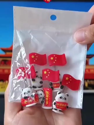 #汽车摆件 #熊猫红旗摆件 #国庆摆件#爱国风#车载摆件