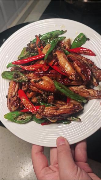 今天吃青花椒炒鸡翅,超级下饭!
#做菜我是认真的 #鸡翅的100种做法 #美食教程 #跟着抖音学做菜 #抖音美食创作人 @DOU+小助手 @DOU+上热门