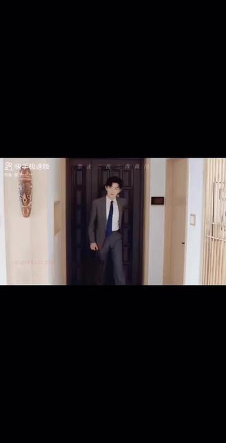 【樊游】
樊霄干的那些事儿暴露之后,游书朗果断选择分手走人。
樊霄是什么德行,游书朗太清楚了,疯狗一个,游书朗惹不起,干脆躲远点儿,离开这座城市。
“游书朗,你想跑吗?”樊霄在小区门口堵到了游书朗,看着他提的一堆大包小包,忍不住笑了。
游书朗对樊霄的出现充满了警惕,眼神中的不悦更是藏也不藏了,他对樊霄出现在他的小区门口并不震惊。
樊霄冲手下挥挥手,“还等什么呢?没看见我的游主任提这么多行李都累了?”
手下迈开腿往游书朗身边走,一个人拎起游书朗的行李,另一个人站在游书朗的身后,无声地催促他往回走。
游书朗身体笔直的坐在沙发上,“樊霄,你有什么权力这么做?你就不怕我报警?”
“你以为这是在你的地盘吗?这是在华国!”
游书朗的愤怒并没有引起樊霄的任何情绪波动,让他感觉像是一拳打在了棉花上,无力,还会让人很烦躁。
樊霄和颜悦色的坐在游书朗身边,想去牵住他的手却被甩开,“书朗,你怎么能这么自私呢?”
“你说你要一走了之,咱们妈妈要怎么办呢……”樊霄佯装苦恼,“最近那附近的墓地……好像竞争的很激烈啊?”
“书朗,你说我要是不找人护着,咱妈的安全可怎么保证啊~”樊霄头靠在游书朗的身上撒娇。
樊霄说话声音不重,但对游书朗的威胁效果却是极大的,华国人避讳东西多,掘坟这种事更是丧良心,要遭天谴的!
游书朗顿时四肢僵硬,浑身发冷,只有大脑还在飞速运转着思考。
不行,他没能让妈妈享福已经是不孝了,他绝对不能让妈妈逝去后也不得安生。
感受到游书朗身体颤抖,樊霄贴心的抚上他的肩膀,温热的掌心源源不断的给游书朗传递体温。
游书朗觉得恶心。
“待在我身边,”以前是游书朗喜欢的低沉嗓音,现在却是撒旦低语,“我一定会保护好咱们妈妈的,好不好?”
游书朗缓缓转过头,盯着樊霄看了一会儿。
“好。”
游书朗妥协后,樊霄变本加厉,让游书朗当他的司机,每天都送他去酒店和不同的男人约会。
2.
游书朗不是傻子,他清楚樊霄做这一番事的动机——就是为了看游书朗是不是还爱着他。
游书朗不以为意,反而觉得可笑。
“你从酒店后门出去,别让人看见了。”樊霄刚带着“新欢”上了顶层,就命令道。
樊霄对游书朗以外的所有人都没兴趣,他带进酒店的所有人最后都会偷偷从后门出去。
“喂,局设的怎么样?”樊霄吐了口烟,“把人伺候好了。”
“爱赌,就多玩儿点儿。”
放下手机的樊霄微微勾起唇角,身体放松,微微后仰。
游书朗,你这辈子都别想离开我