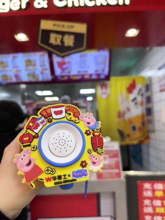 谁还没拥有小猪佩奇小喇叭呀!#华莱士小猪佩奇联名#华莱士五福佩奇好运上车#五福佩奇送来新年好#佩奇喇叭一响好运马上开场