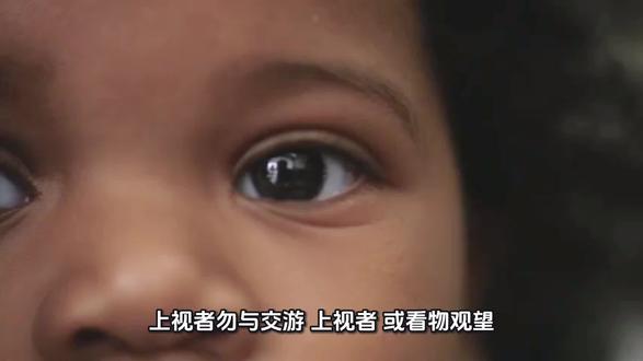 上视者勿与交游:上视者,或看物观望,或观人昂面,睛昂向上视者,主为人贼性,自强自是,不容物,太察多疑,不可为友,同行须在富贵之中,不可深交,又曰,上视者,人多狠。 斜观狼目强独,性铿吝更贪求:斜观者,主人秉性刚强,独能坚吝者,自坚不施,贪鄙爱聚,损人安已,纵居富贵能文,亦不改坚吝之心,口腹不能相应之人也。《广鉴集》云:目为心之外户,观其物外而知其内也。孟子曰:胸中正则眸子了焉,胸中不正,则眸子不能掩其恶也,善恶在目中偏正。善者。正视神清睛定。恶则斜视不定神浊。《太清神鉴》云:眼有些小病,心有些小毒,眼有十分病,心有十分毒。眼善心也善,眼恶心亦恶。〈大统赋〉云:斜盼者人遭其毒,然居富贵之书,只是心中不正,何况於小人乎。 圆大神光露,心怀凶狠,讼狱堪忧:若圆大眼睛突露光者,主凶暴,多招祸患,常遭囹圄之囚系,然为平生之凶,二十八限至三十五岁不利。三十七八九亦然,虽居富贵,亦为凶徒。若肯读书,近君子远小人,其凶减半。《月波洞中经》云:莫交眼突,往往见灾 。又曰,眼露心亦露。 #国学文化 #国学智慧