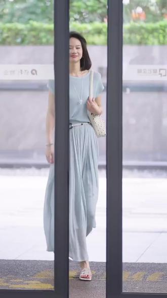 巨好看的夏季两件套裙盐系时尚绝美气质穿搭蓝色上衣半身裙套装#大女主精致穿搭大赏 #浅蓝裙的浪漫 #夏日必备松弛感穿搭 #夏日清爽浅色系穿搭大赏 #谁穿谁美 @抖音小助手 @抖加上热门 @抖加🔥上热门🔥dou+🔥热点宝